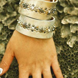 - NEW- genuine Leather star studded bracelet 
champagne